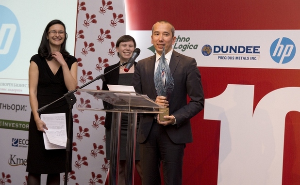 Статуетката ENGAGE бе връчена на генералния директор на НР България Ираван Хира от заместник-посланика на Великобритания у нас  Н. Пр Катрин Барбър